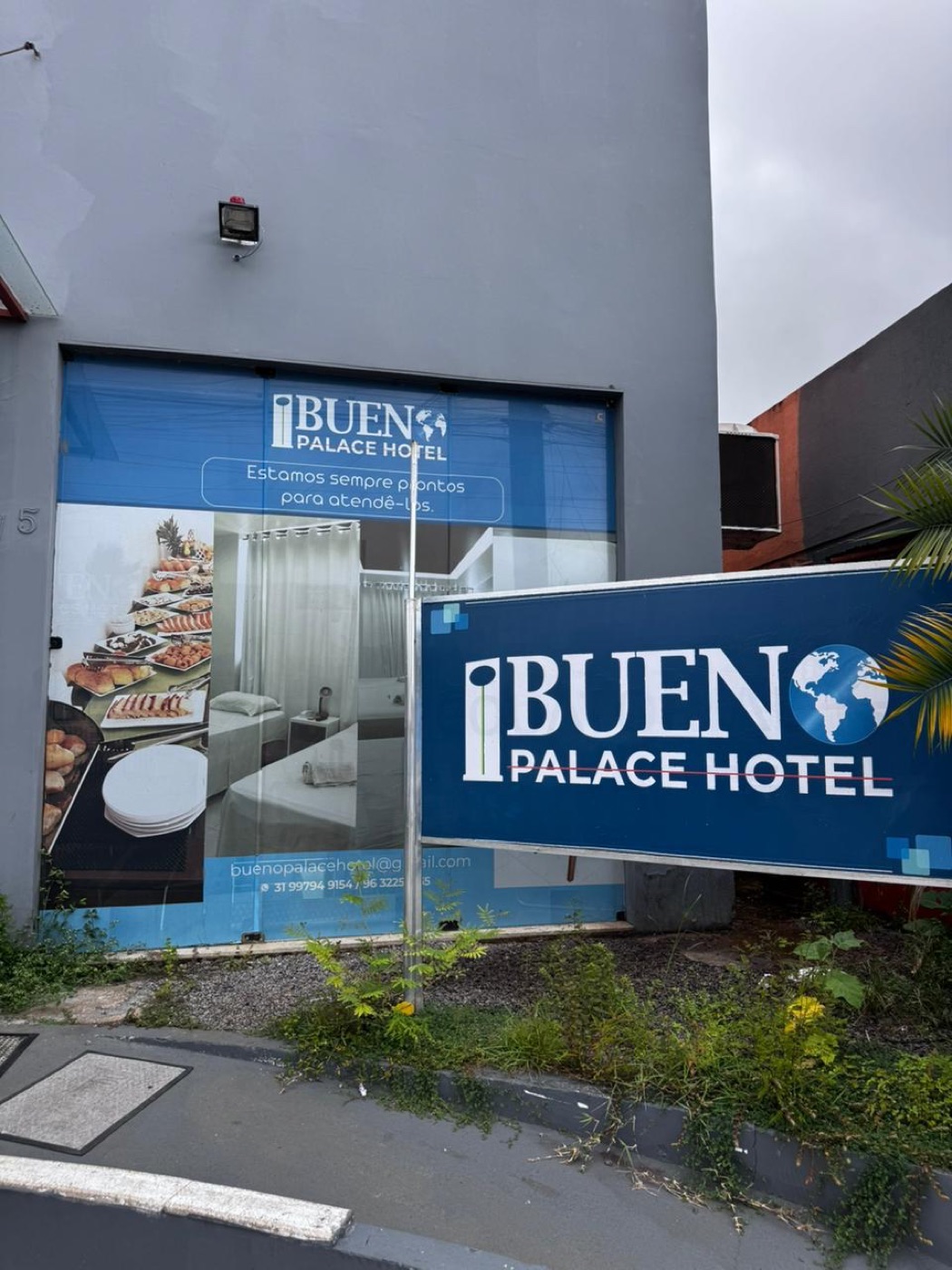Placa e vitrine do Bueno Palace Hotel