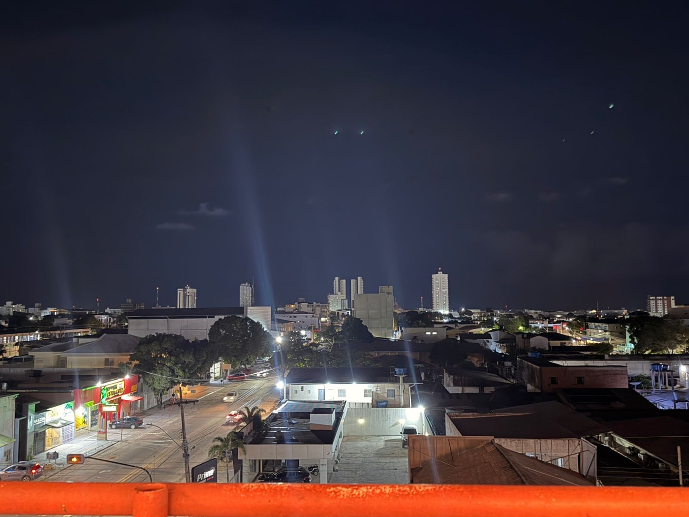 Skyline de Macapá à noite a partir do terraço do hotel