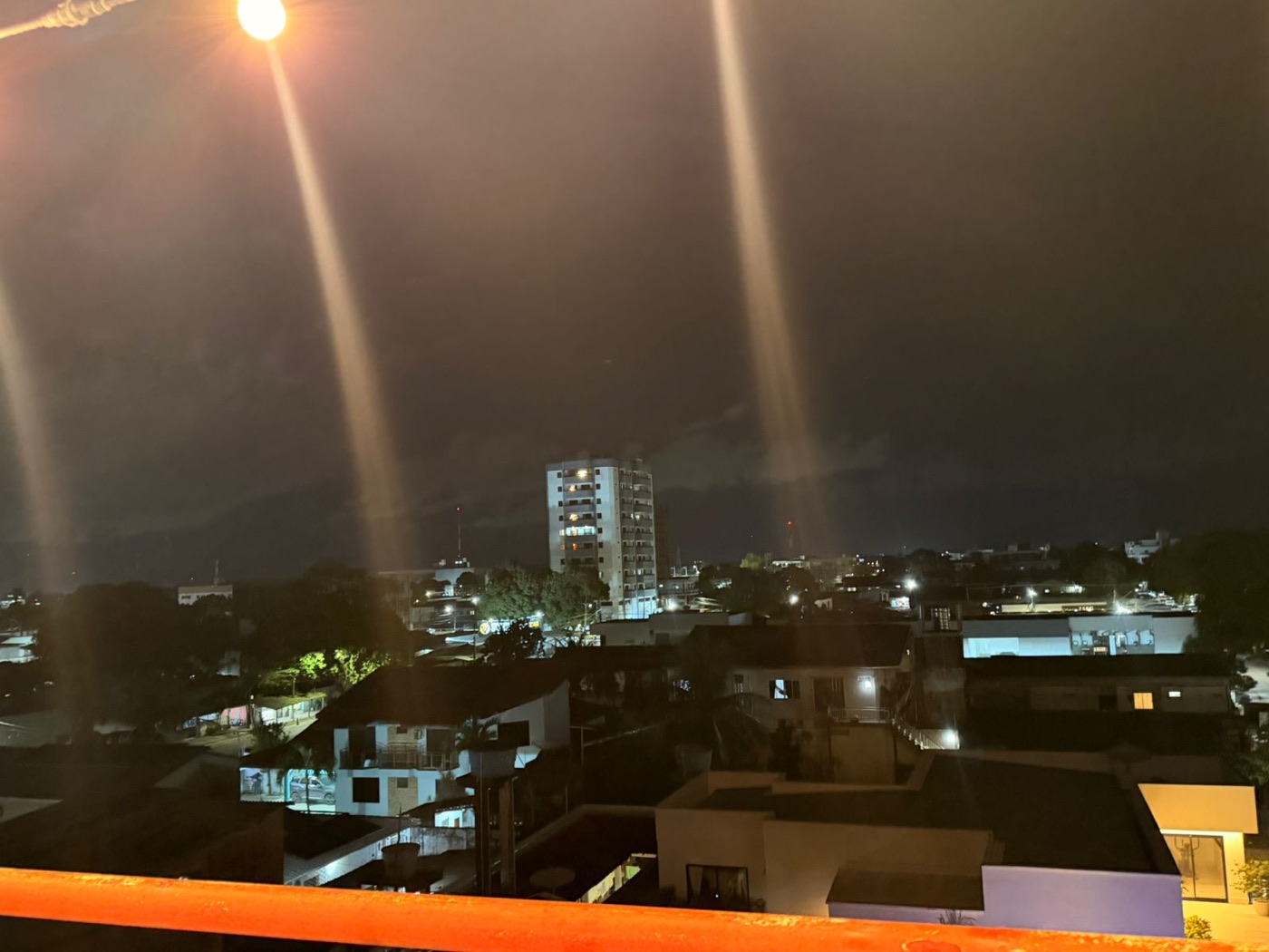 Vista noturna da cidade de Macapá vista do rooftop